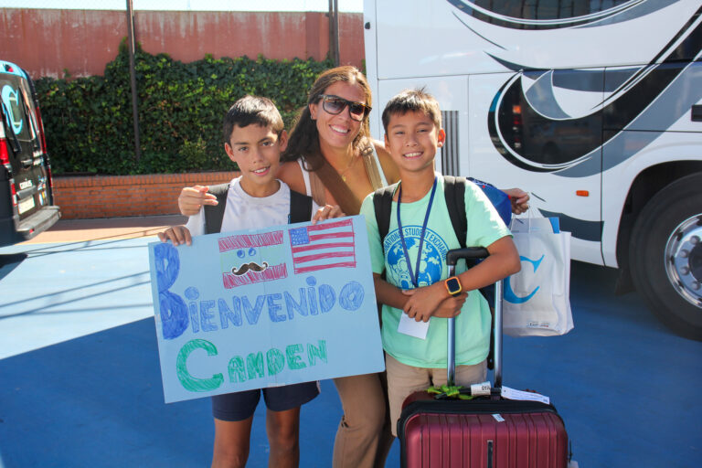 Familia recibiendo con carteles 3