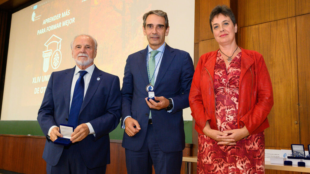 Juan Luis Yagüe, director de Casvi Villaviciosa, medalla de honor del Colegio Oficial de Doctores y Licenciados en Filosofía y Letras y en Ciencias de la Comunidad de Madrid.