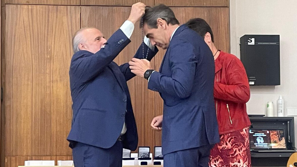 Juan Luis Yagüe, director de Casvi Villaviciosa, medalla de honor del Colegio Oficial de Doctores y Licenciados en Filosofía y Letras y en Ciencias de la Comunidad de Madrid.