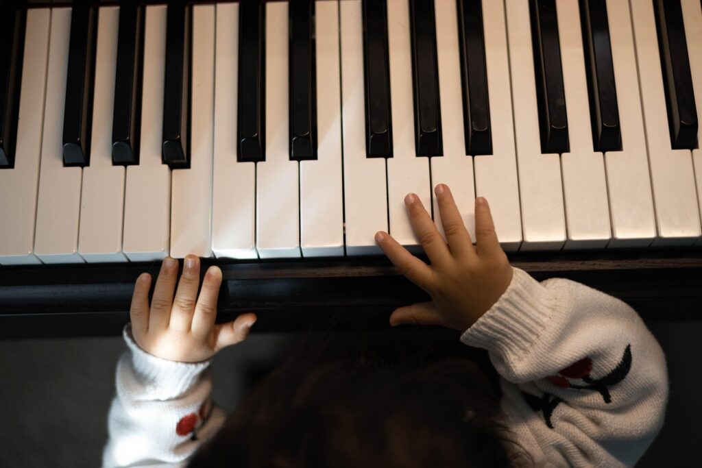 Niño tocando música y demostrando la importancia de la música en Educación Infantil.