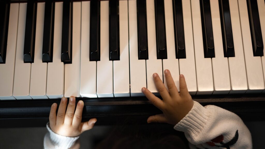 Niño tocando música y demostrando la importancia de la música en Educación Infantil.