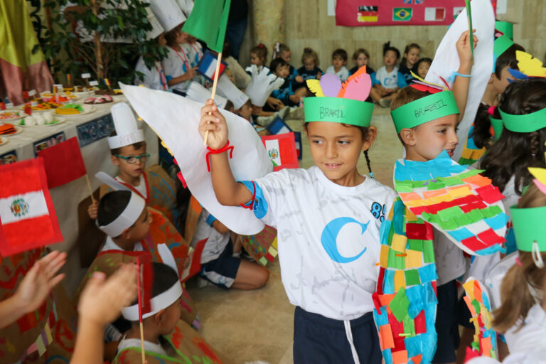 Niña con vestimenta y bandera de Brazil en el desfile de la Semana Internacional 2026 de Casvi Villaviciosa