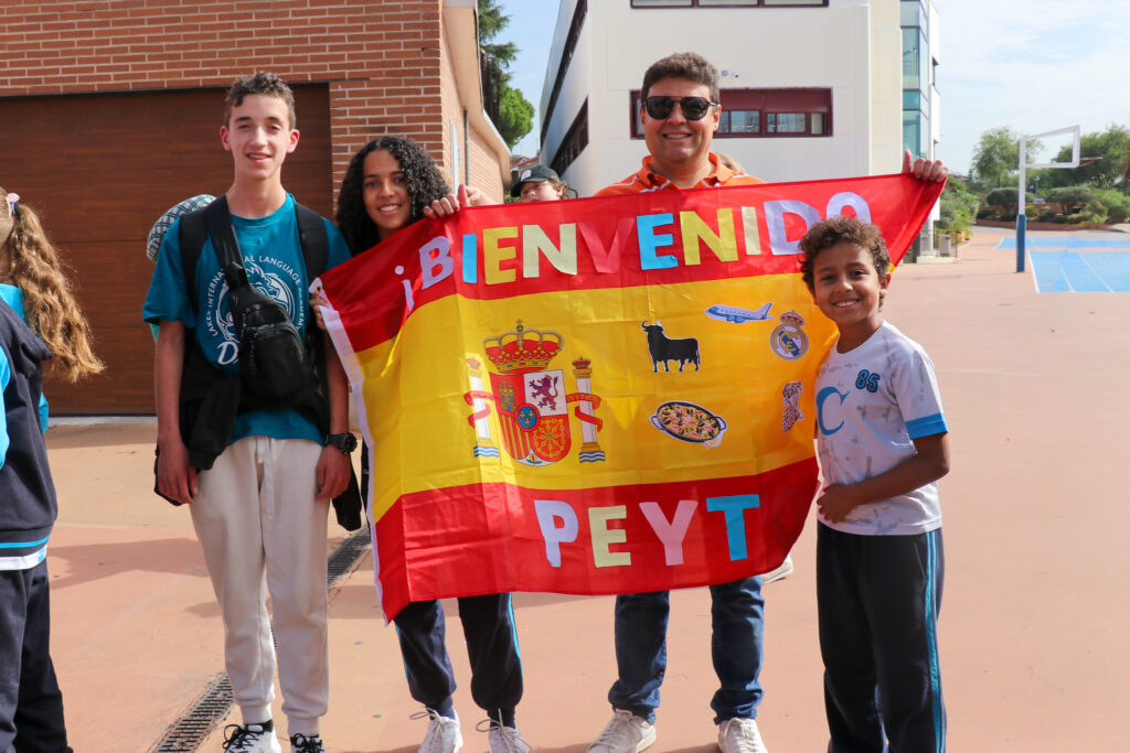 Familia recibiendo a uno de los estudiantes de Minnesota