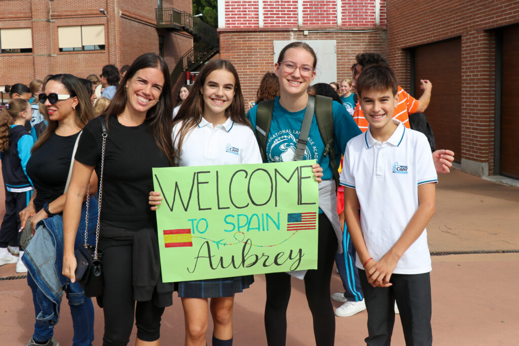 Familia recibiendo a una de los estudiantes de Minnesota