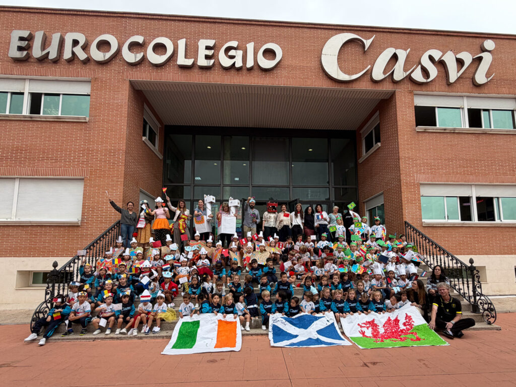 Grupo de infantil del Casvi Villaviciosa 2026 frente al edificio de Infantil