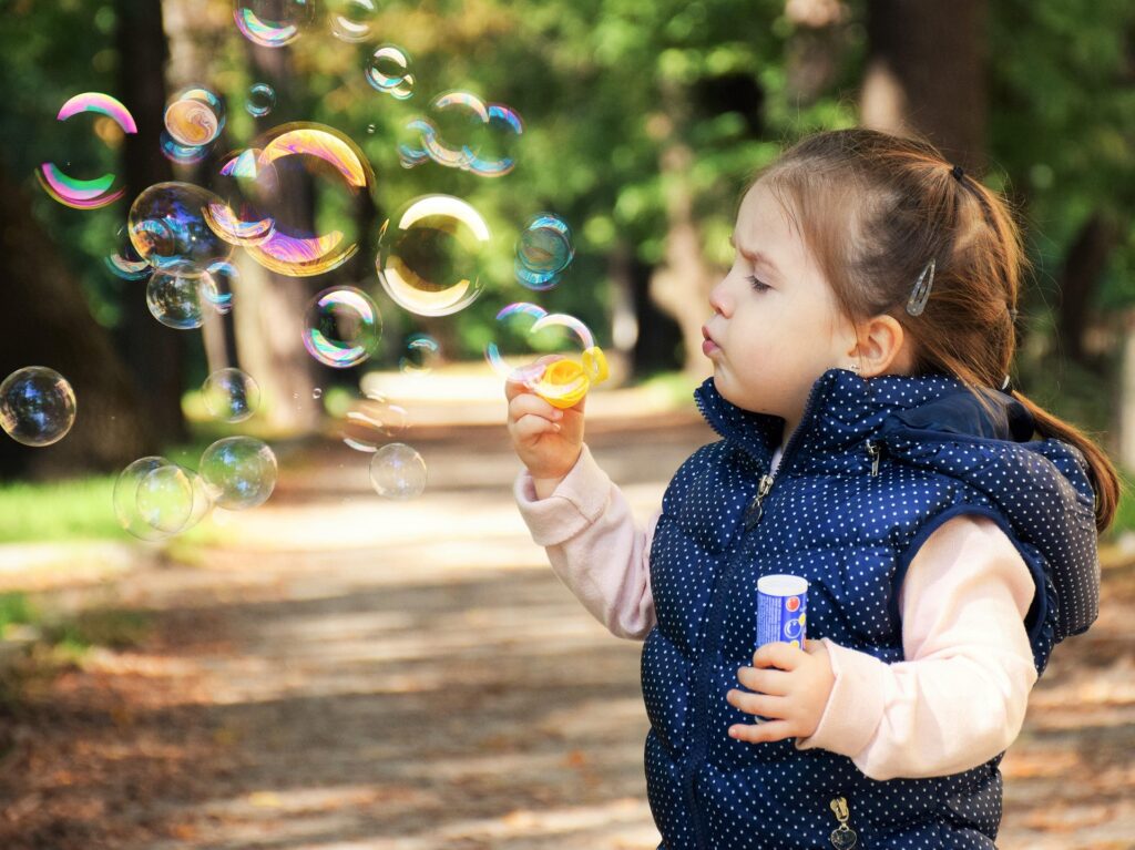 Niños jugando que demuestran cuál es la importancia del juego en el desarrollo infantil?