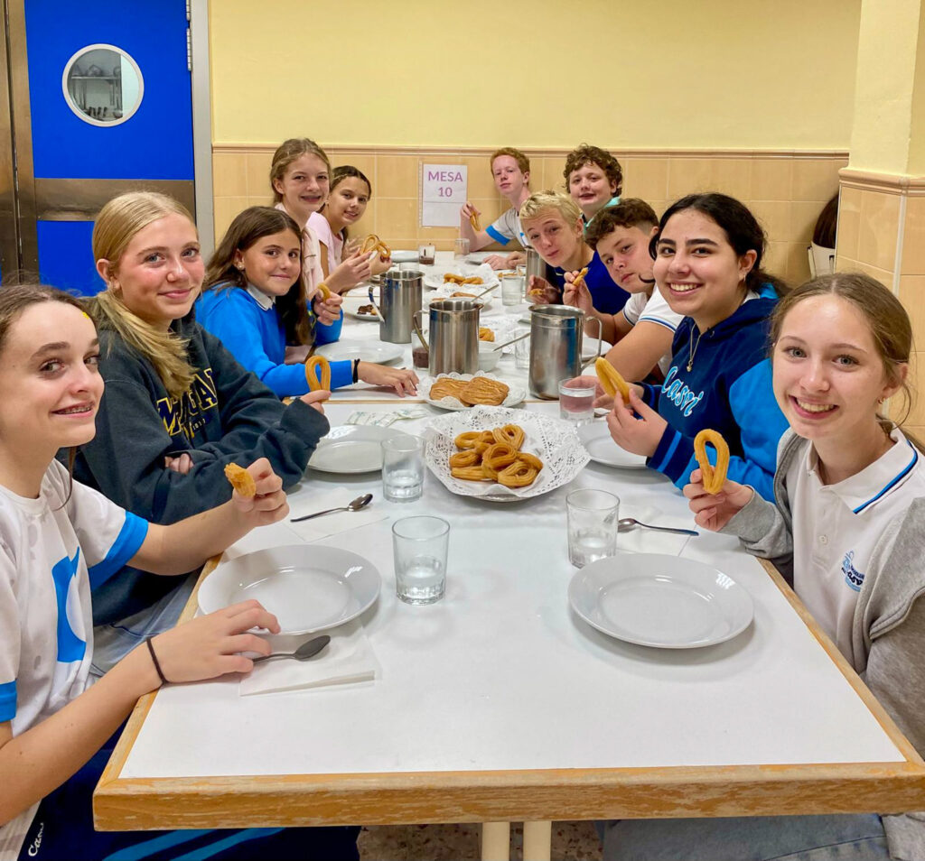 Los alumnos de Minnesota comiendo churros con chocolate