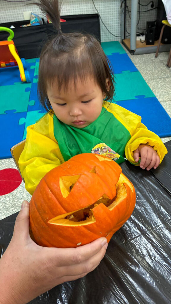Actividades de Halloween: taller sensorial con calabazas