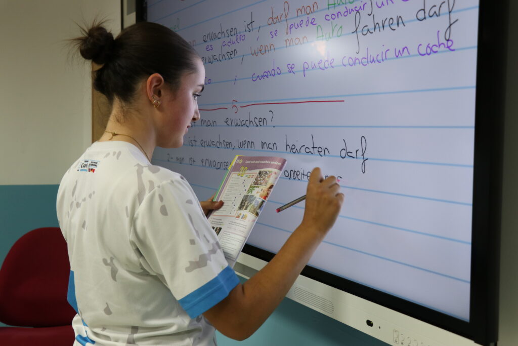 Alumna de ESO de Casvi Villaviciosa aprendiendo lenguas extranjeras. En concreto alemán,
