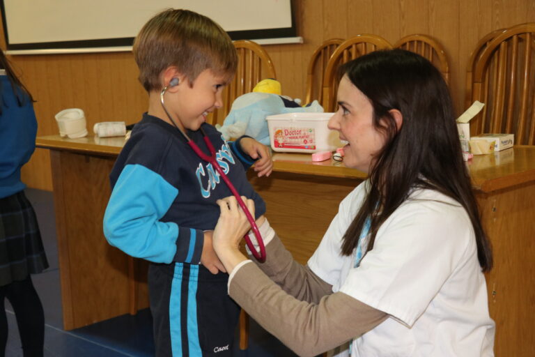 Charlas sobre profesiones en Casvi Villaviciosa para alumnos de Educación Infantil.