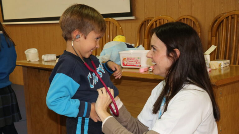 Charlas sobre profesiones en Casvi Villaviciosa para alumnos de Educación Infantil.