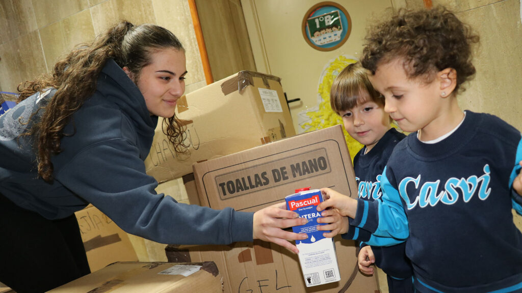 Campaña de ayuda y solidaridad con Cáritas a cargo de alumnos del Programa Diploma de Casvi Villaviciosa