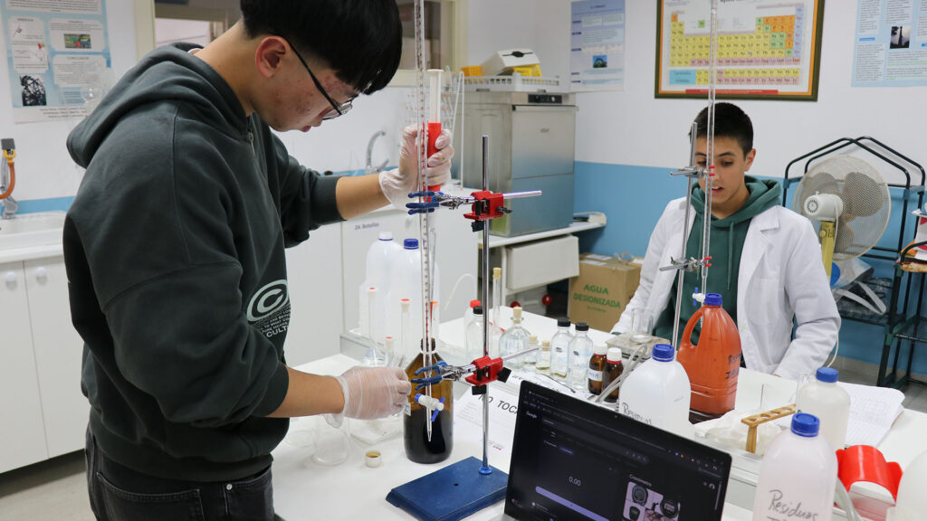 Acceso a la Universidad desde el Bachillerato Internacional: alumnos del PD haciendo experimentos.