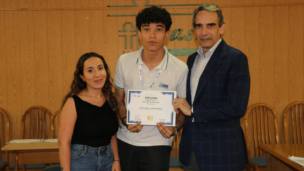Alumno de Casvi Villaviciosa ganador del diploma al mejor orador del I Concurso de Debate de Casvi Villaviciosa.
