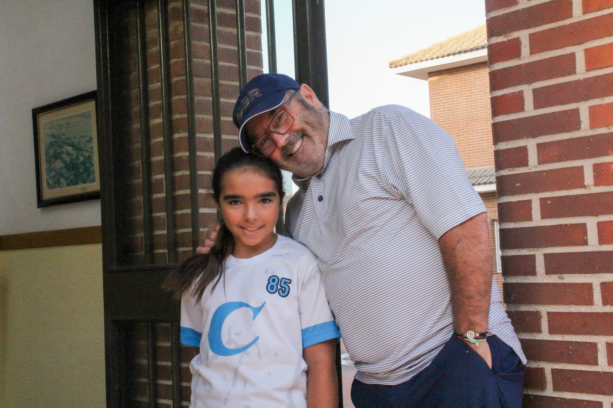 Padre e hija en el primer día de cole