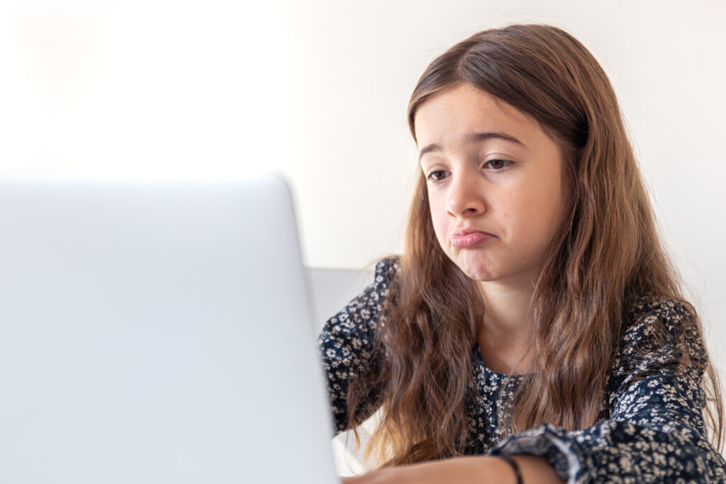 Niña que no tiene pensamiento computacional