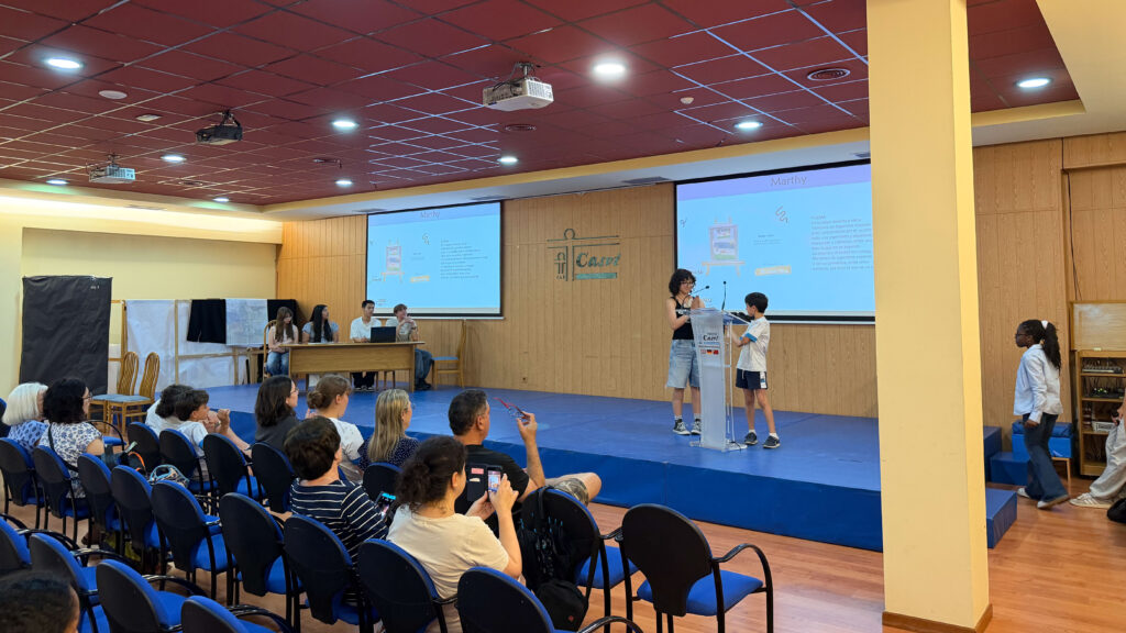 Actividad Lazando Trazos de concienciación con personas TEA a cargo de alumnos del Programa Diploma de Casvi Villaviciosa