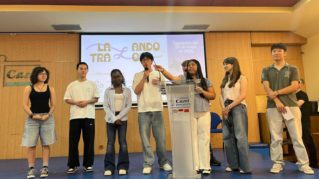 Actividad Lazando Trazos de concienciación con personas TEA a cargo de alumnos del Programa Diploma de Casvi Villaviciosa