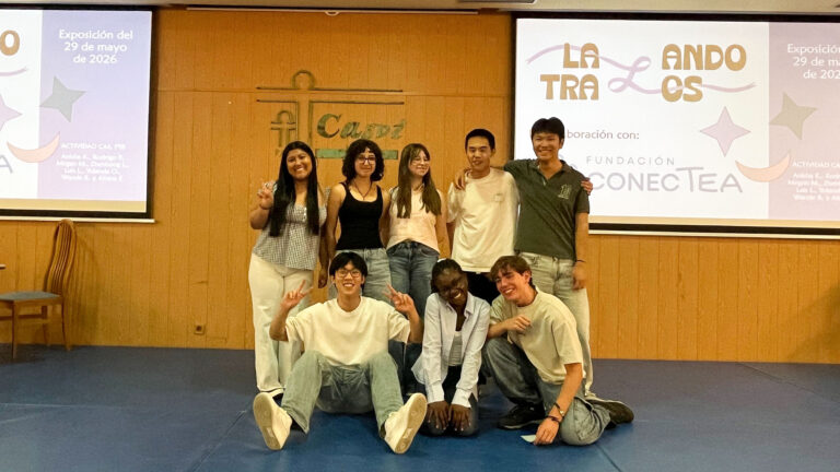 Actividad Lazando Trazos de concienciación con personas TEA a cargo de alumnos del Programa Diploma de Casvi Villaviciosa