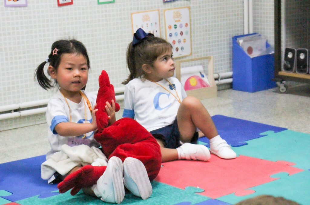 Niñas compartiendo en el primer día de clases