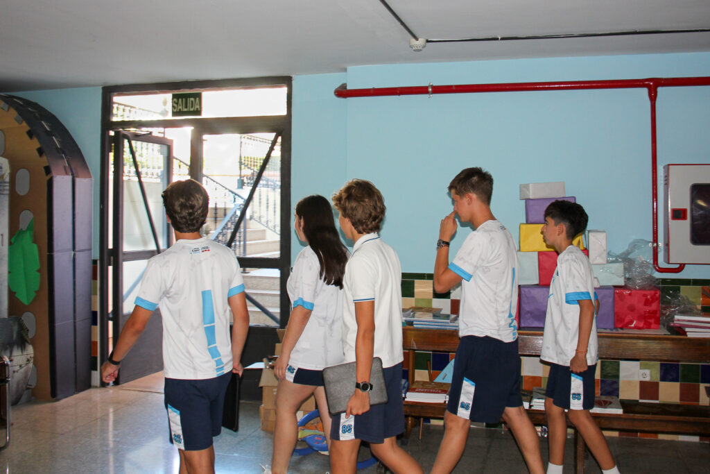 Alumnos Casvi enseñando el colegio a otros alumnos 3