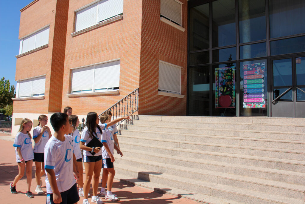 Alumnos Casvi enseñando el colegio a otros alumnos