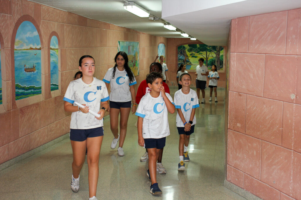 Alumnos Casvi enseñando el colegio a otros alumnos 2