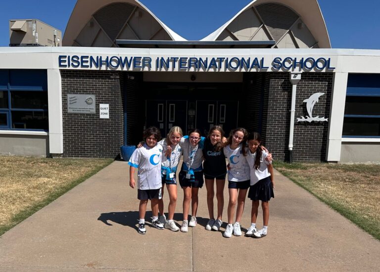 Niños del colegio Casvi Villaviciosa frente al Eisenhower International School