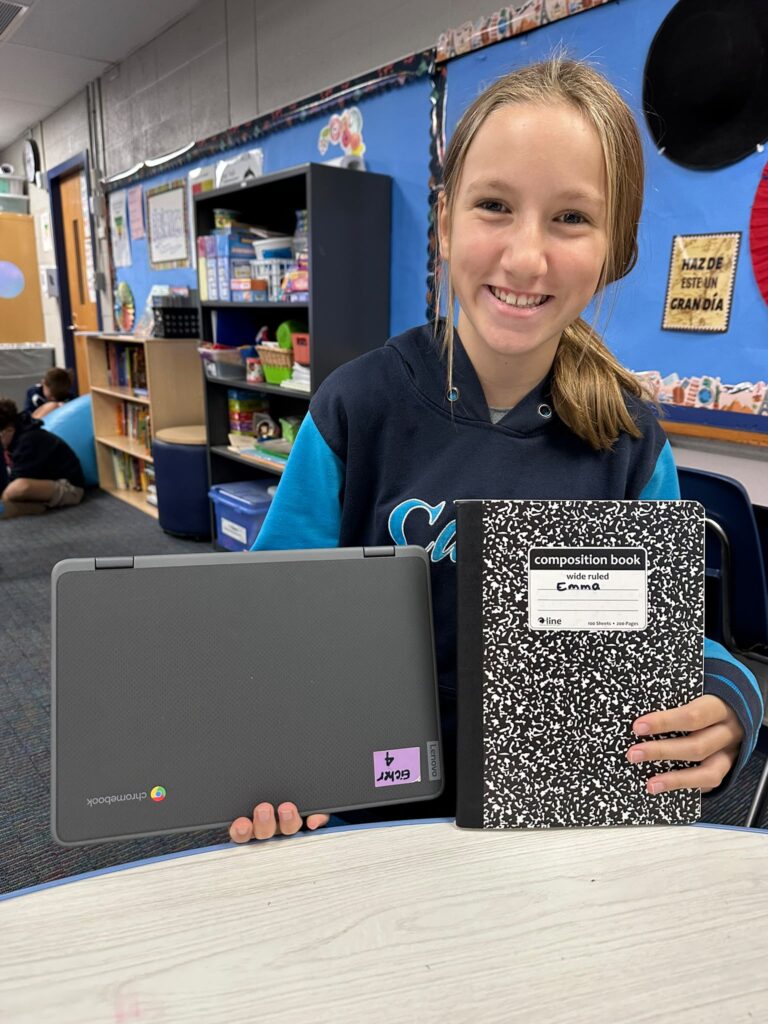 Niña con un Chromebook