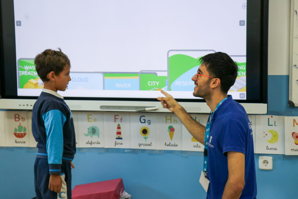 Canal Educa enseñando a un niño