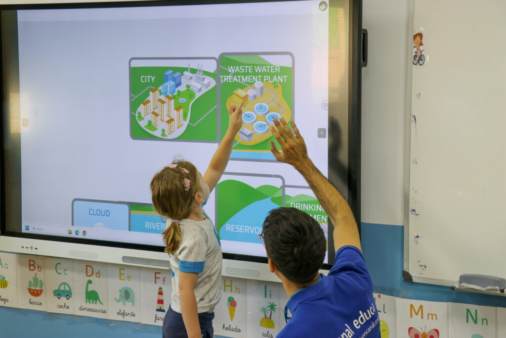 Canal Educa enseñando a una niña