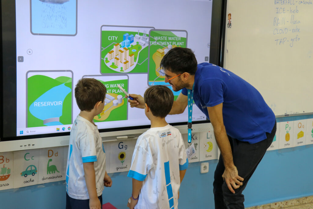 Canal Educa enseñando a dos niños
