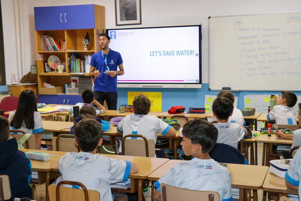 Sesion de Canal Educa frente a alumnos Casvi