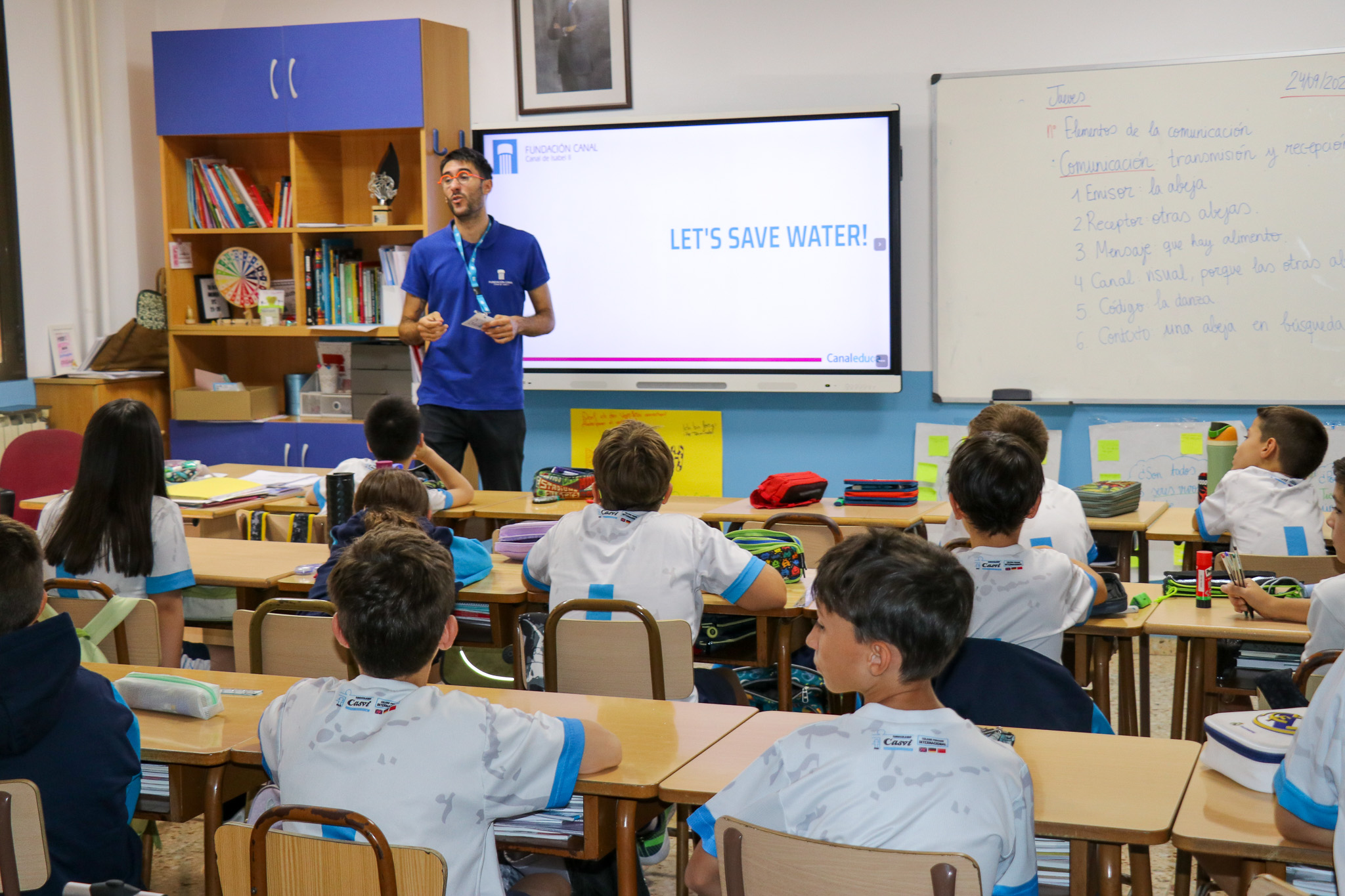 Sesion de Canal Educa frente a alumnos Casvi