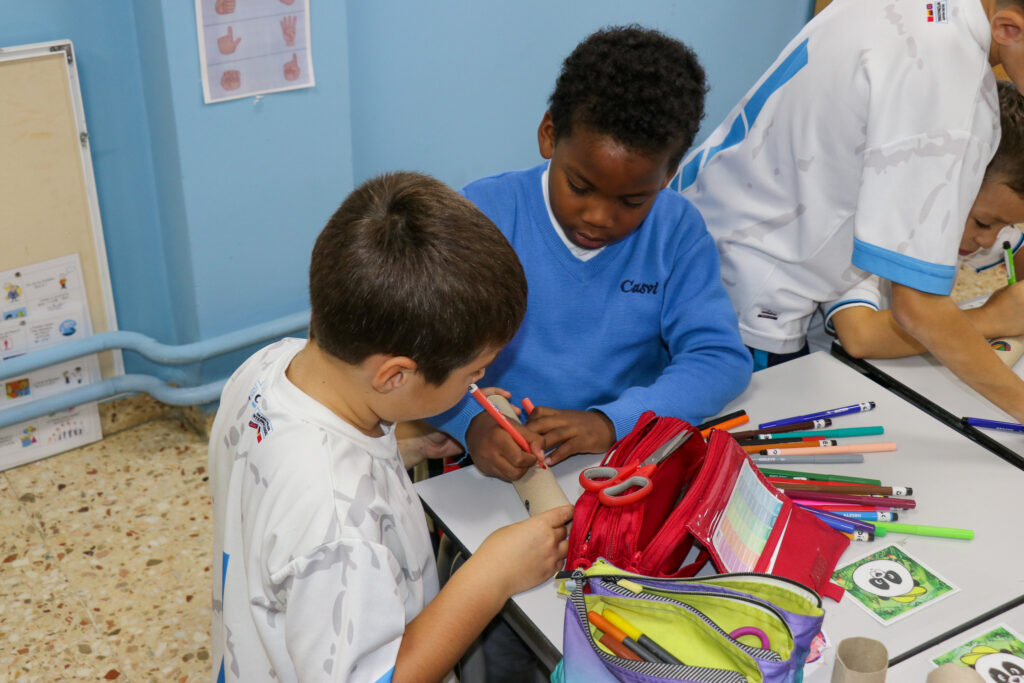 Dos niños haciendo catalejos