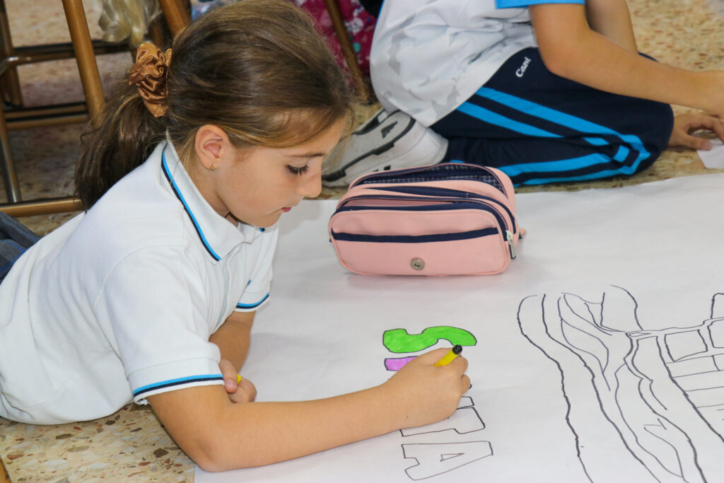 Niña pintando en el suelo