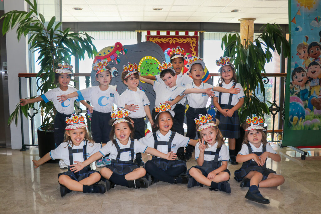 Niños con visores de carabelas 1