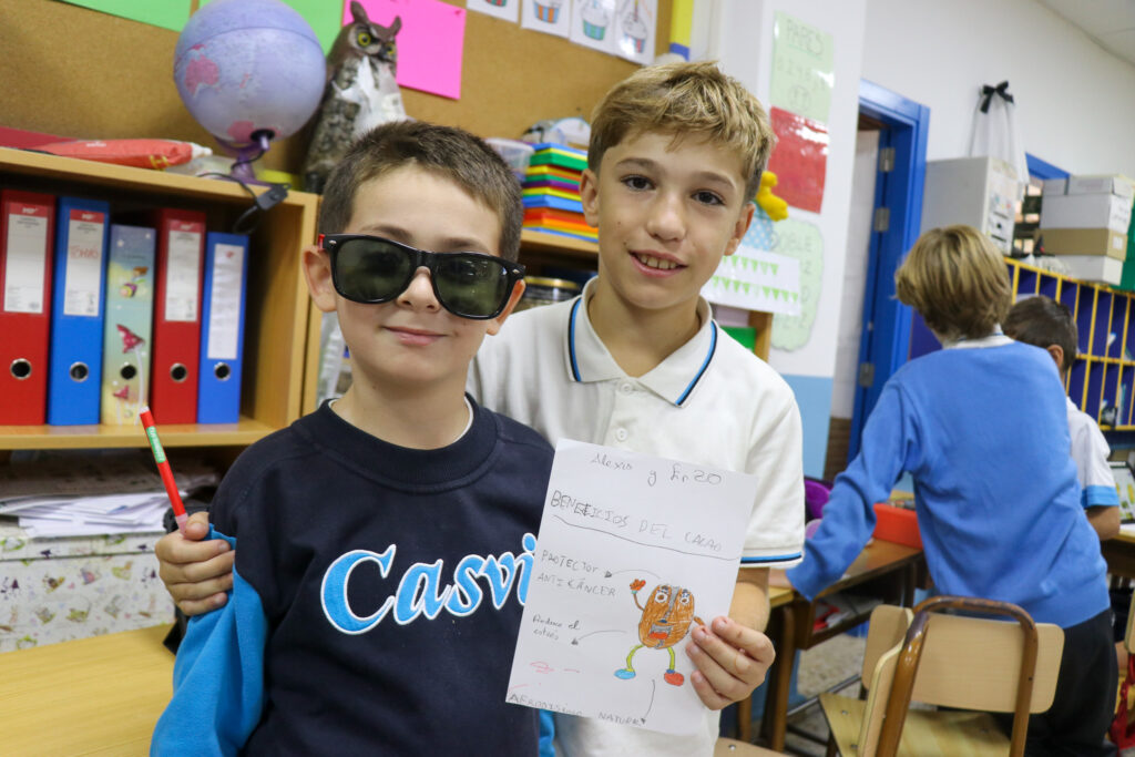 Niños posando con un dibujo de patata