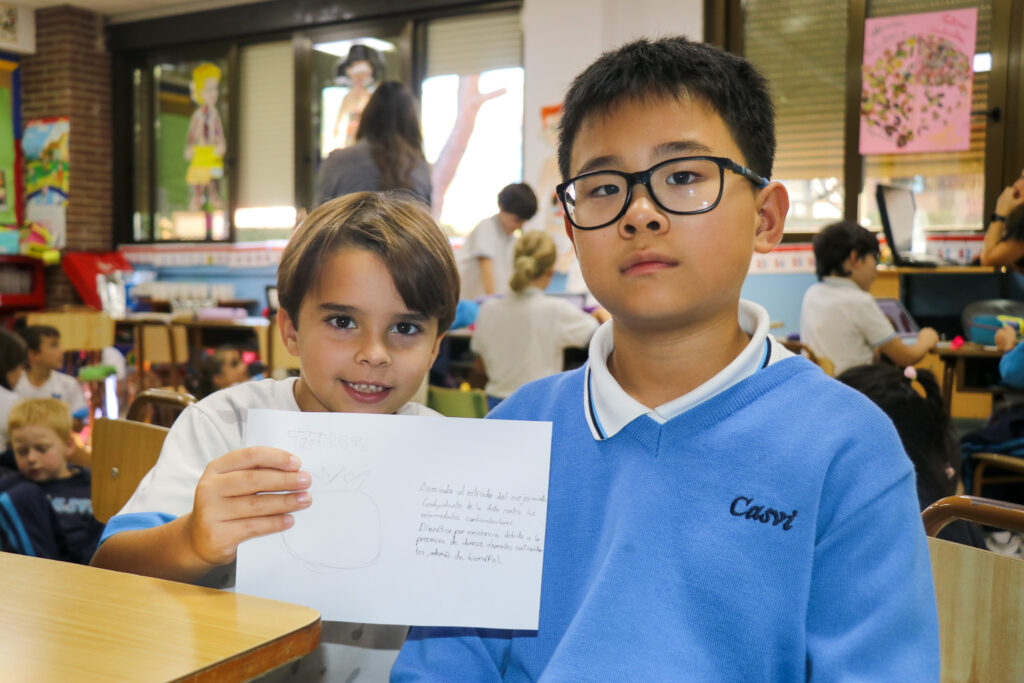 Dos niños sosteniendo un papel