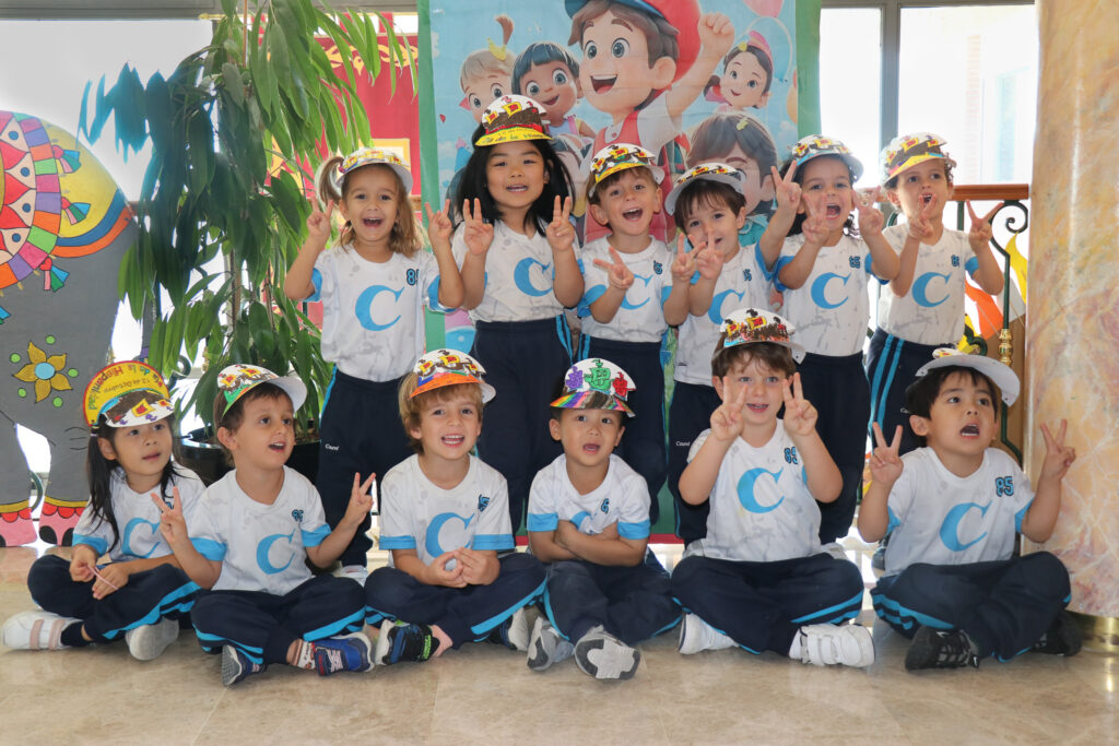 Niños con visores de carabelas 3
