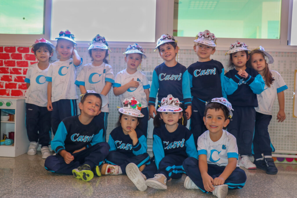 Niños con visores de carabelas 2