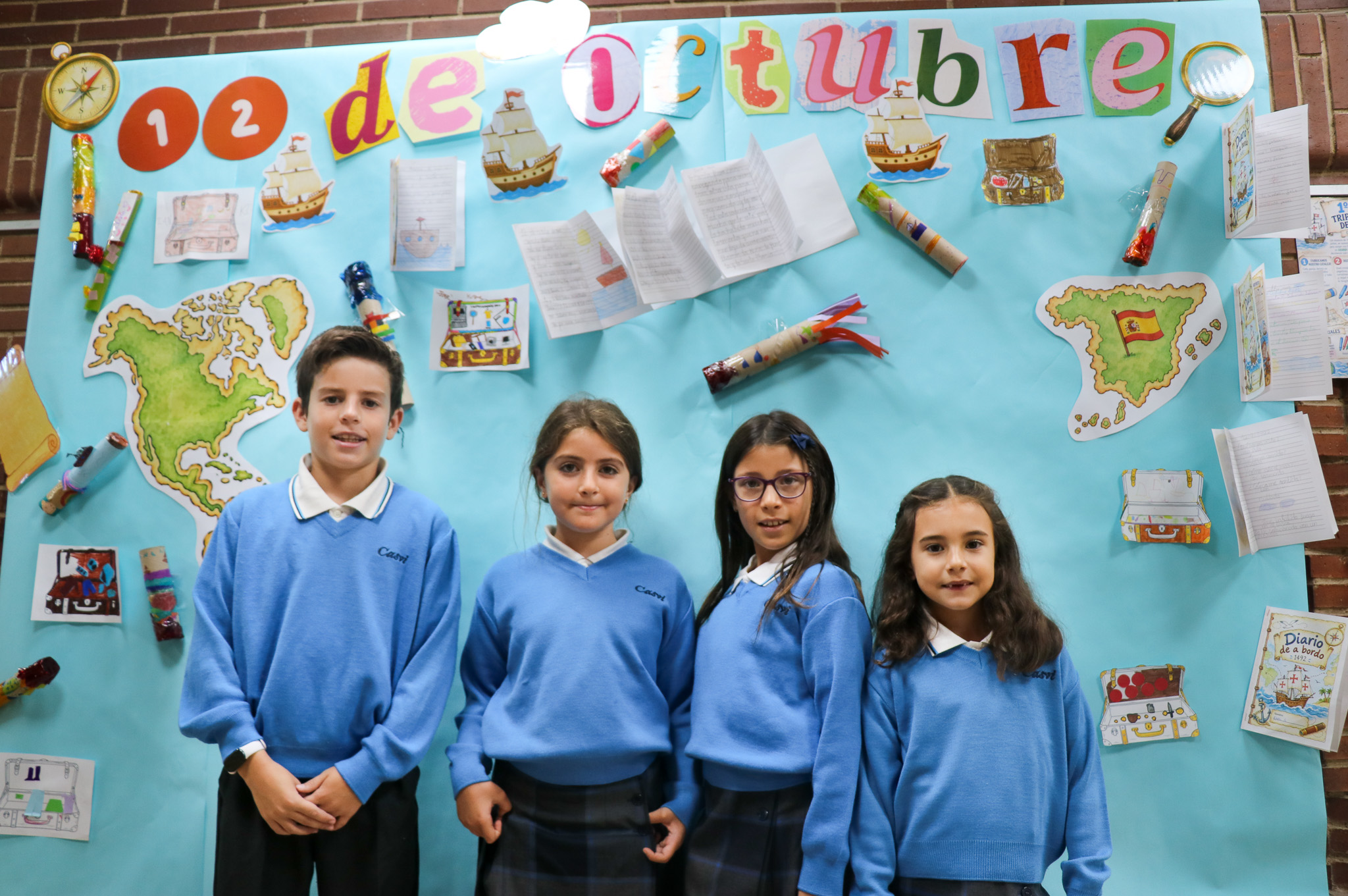 Niños de Casvi frente a Mural del Día de la Hispanidad